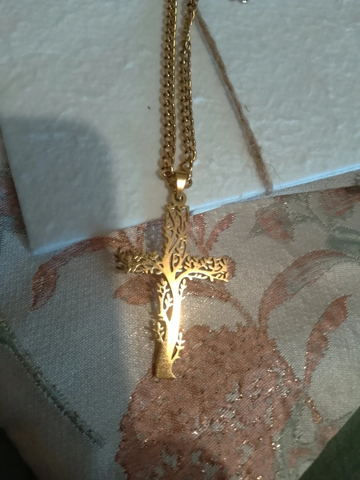 Collar cruz de acero inoxidable dorado – photo 3